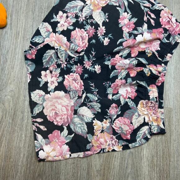Vintage Floral Wide Leg Shorts (M) - Picture 3 of 3